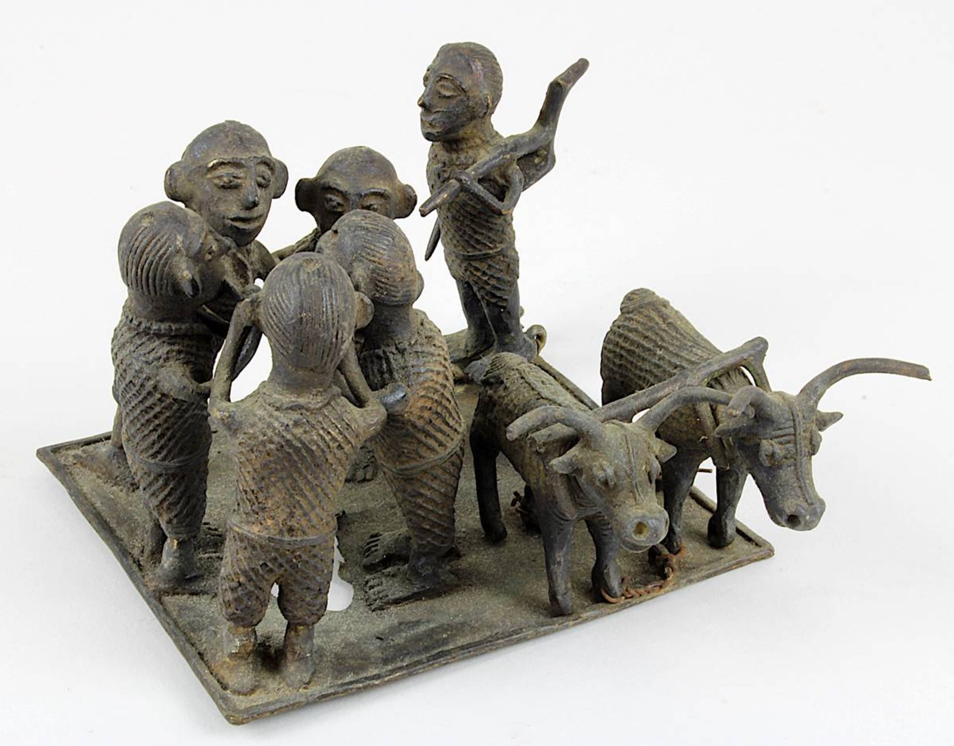 Bronze-Figurengruppe der Kondh, Indien wohl Anfang 20. Jh., auf Plinthe befestigte Gruppe Trinkender