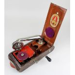 Russisches Reisegrammophon, Sowjetunion 1. H. 20. Jh., lackiertes Blechgehäuse, mit Tonarm,