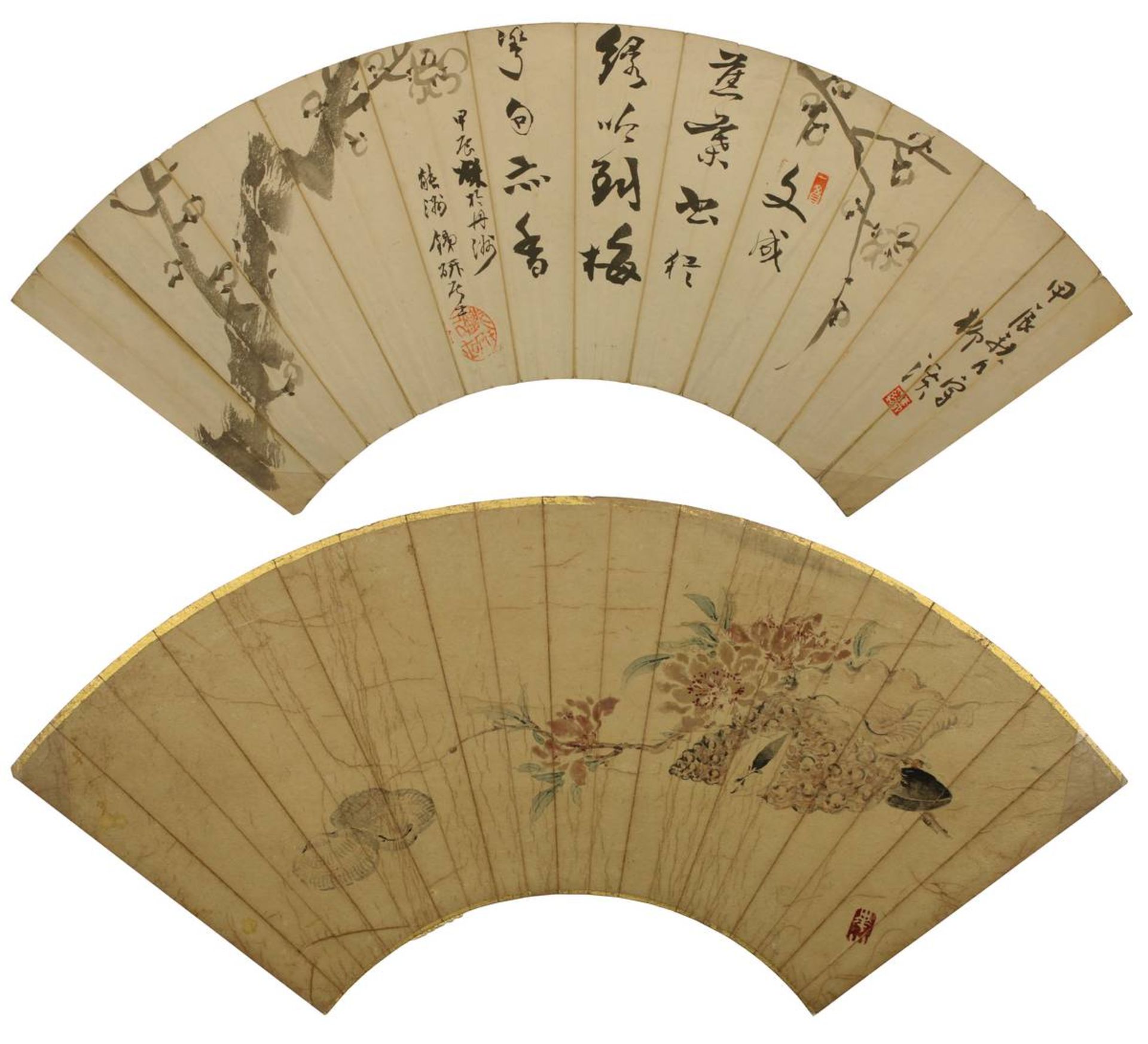 2 bemalte japanische Faltfächerblätter, jew. unter Folie mit Fotoecken auf Karton montiert, Karton