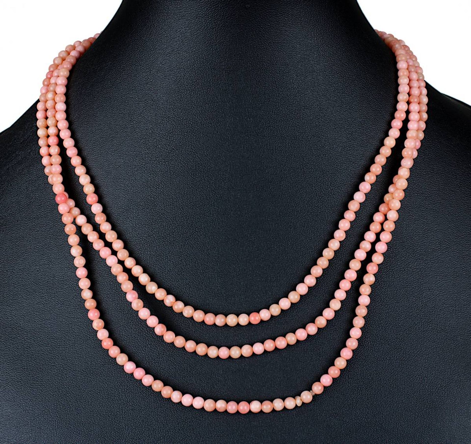 Lange Kette aus hellen rosa-lachsfarbenen Korallenperlen, D je Perle ca. 4,5 mm, L 159 cm, Gewicht