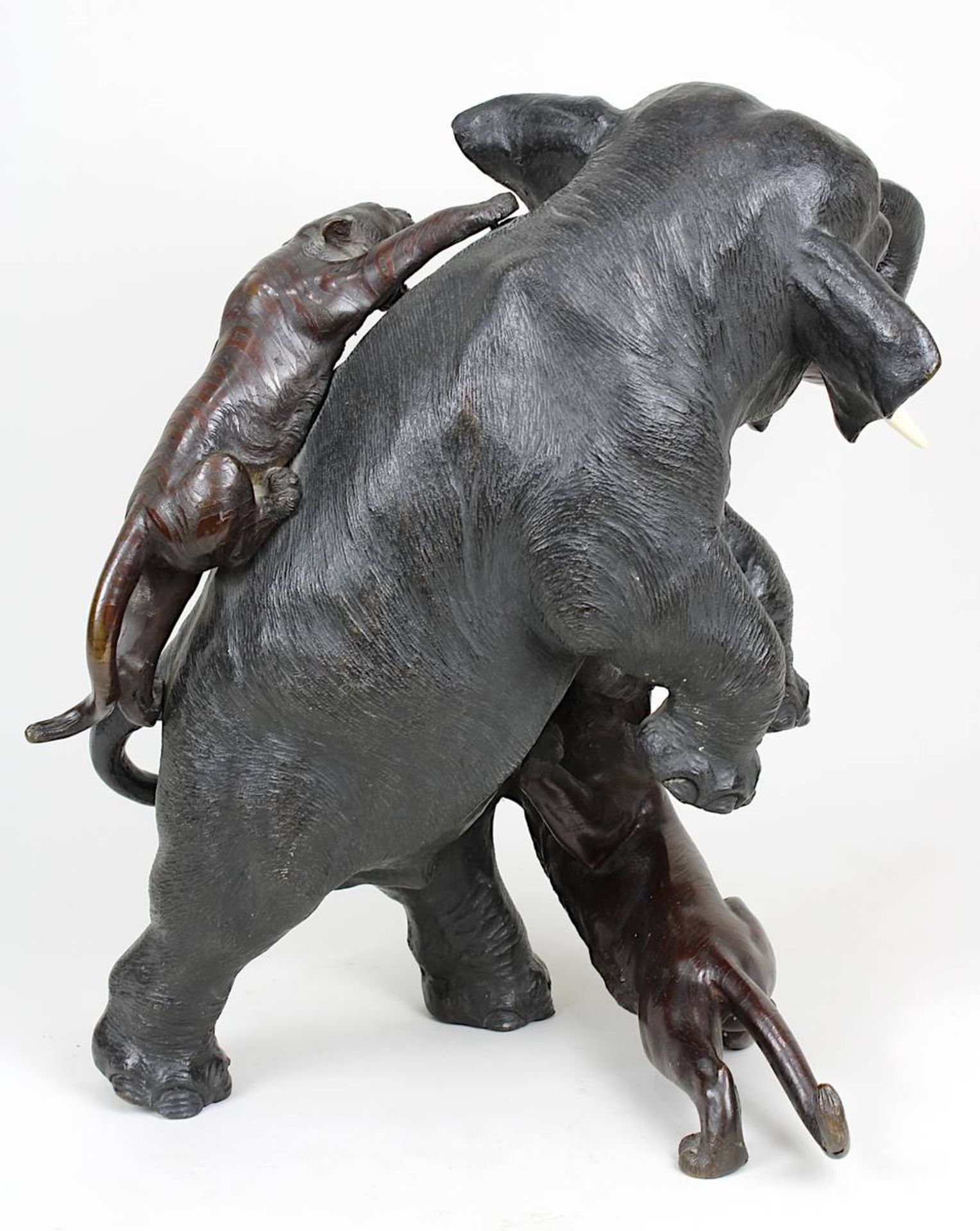 Elefant im Kampf mit zwei Tigern, japanische Bronzeskulptur, 19. Jh., Bronze dunkel patiniert, ein - Image 3 of 7
