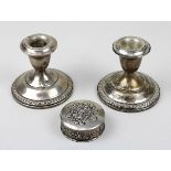 Paar Tischleuchter und Pillendose aus Silber: Kerzenhalter USA Mitte 20. Jh., H je 8 cm, auf Boden