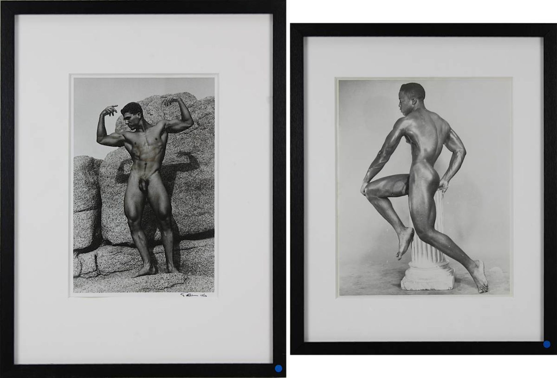 Zwei Akt-Photographien, 2. H. 20. Jh.: Thomas Watkins, junger Mann vor Felsen, schwarz-weiß