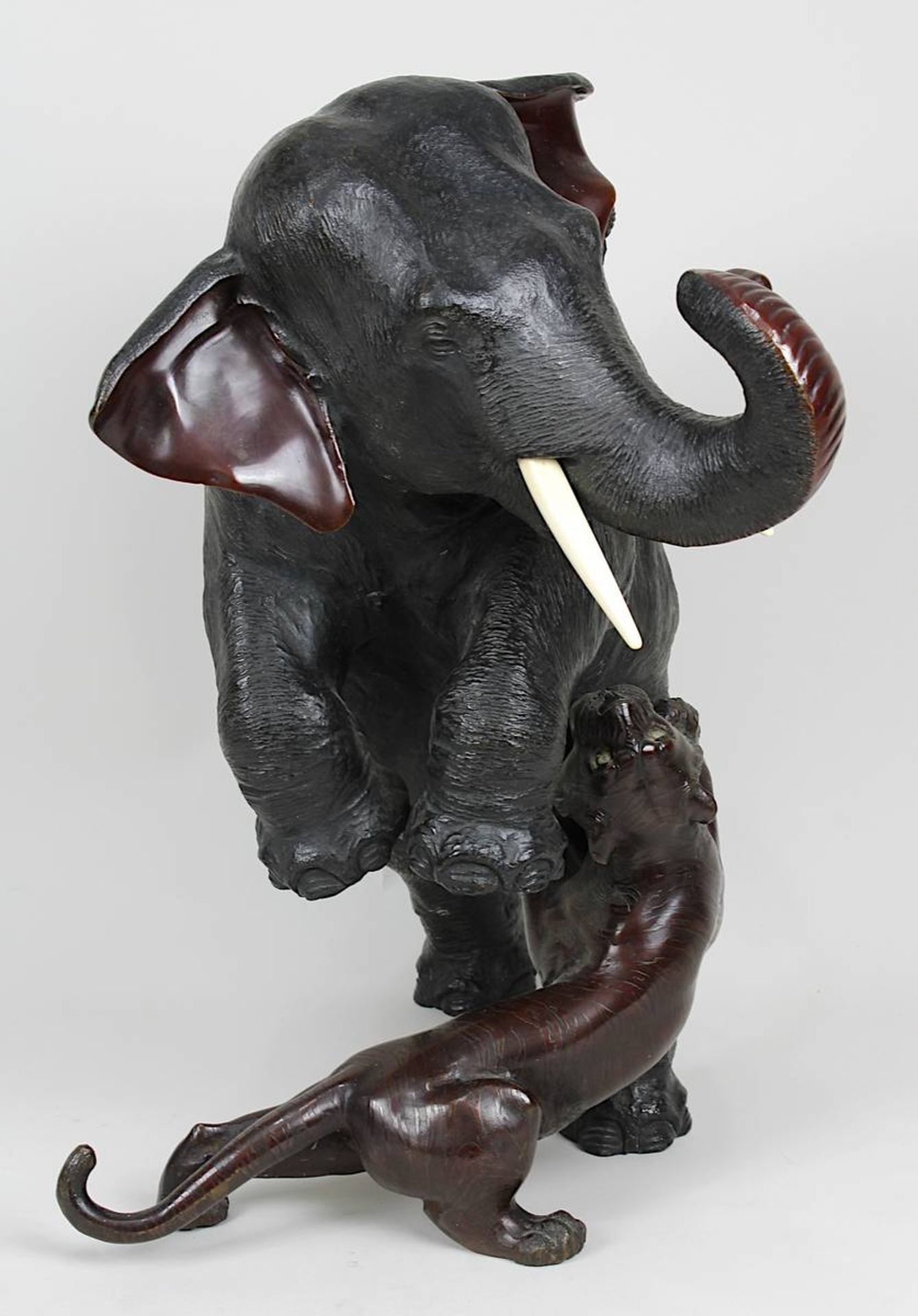 Elefant im Kampf mit zwei Tigern, japanische Bronzeskulptur, 19. Jh., Bronze dunkel patiniert, ein - Image 4 of 7