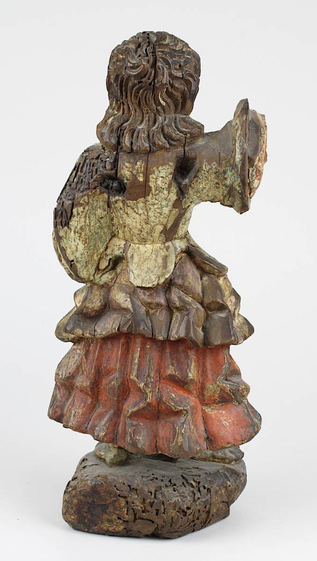 Engelsfigur aus Holz, kolonialspanisch 18. Jh., Holz geschnitzt und mit Resten der farbigen Fassung, - Bild 3 aus 4