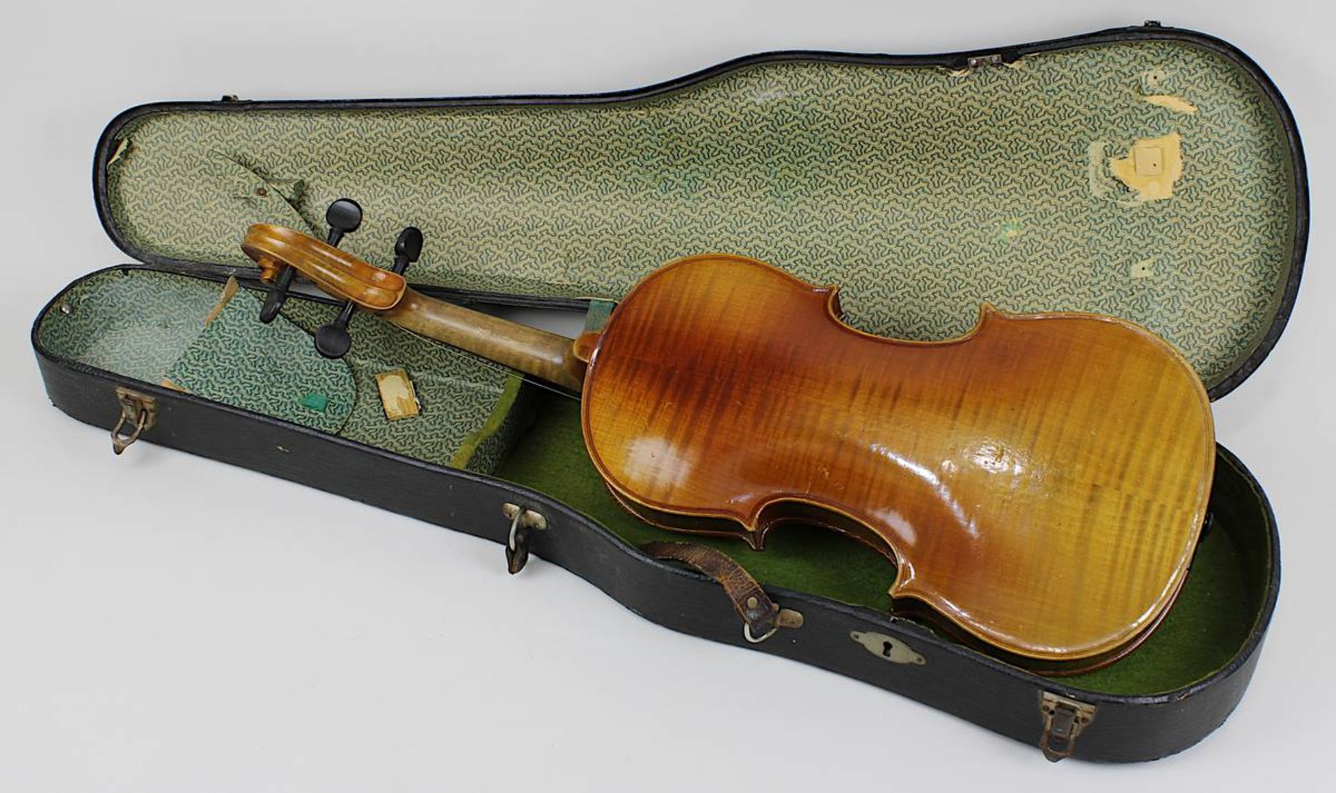 Sächsische Manufakturgeige, 1. H. 20. Jh., 4/4 Geige, L: 35,8 cm, spielbereit, guter Steg, dazu zwei - Image 2 of 2