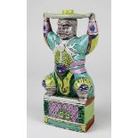 Porzellan Sakeflasche in Form einer Gottheit, China 19. Jh., Porzellan, farbig bemalt, Wandung mit