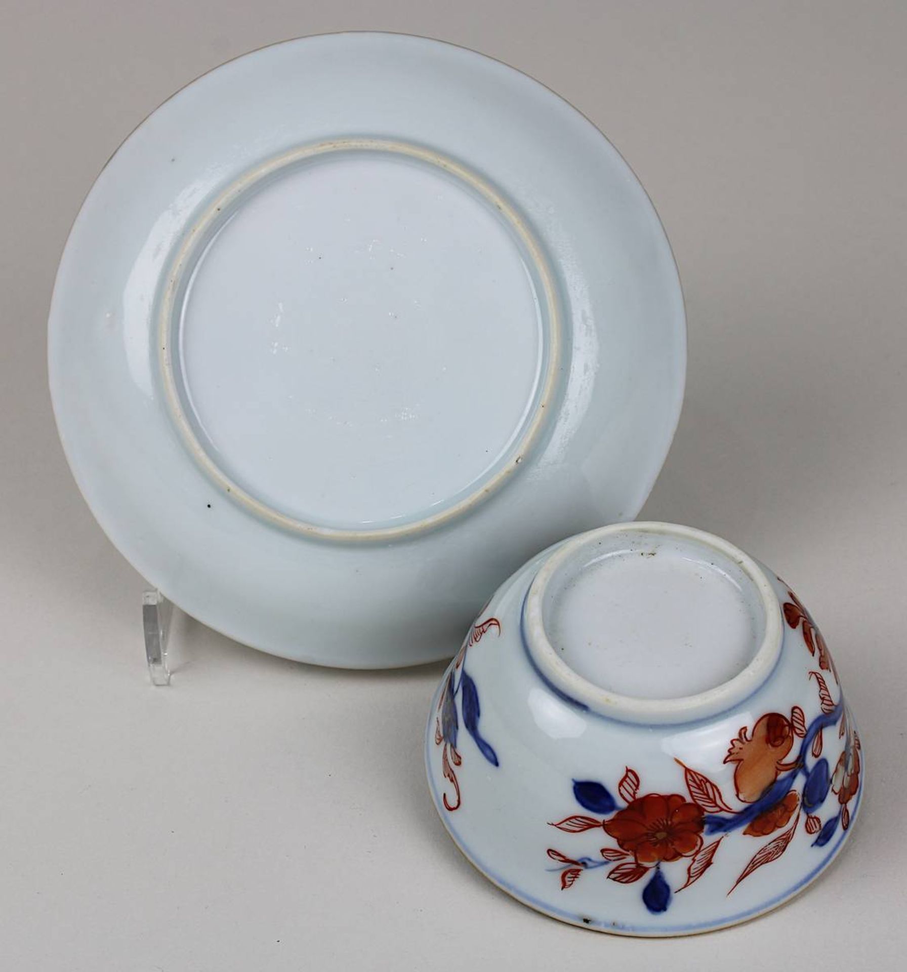 Porzellankoppchen mit Unterteller, China 18. Jh., weißer Scherben, florale rot-blaue Ducai- - Image 2 of 2
