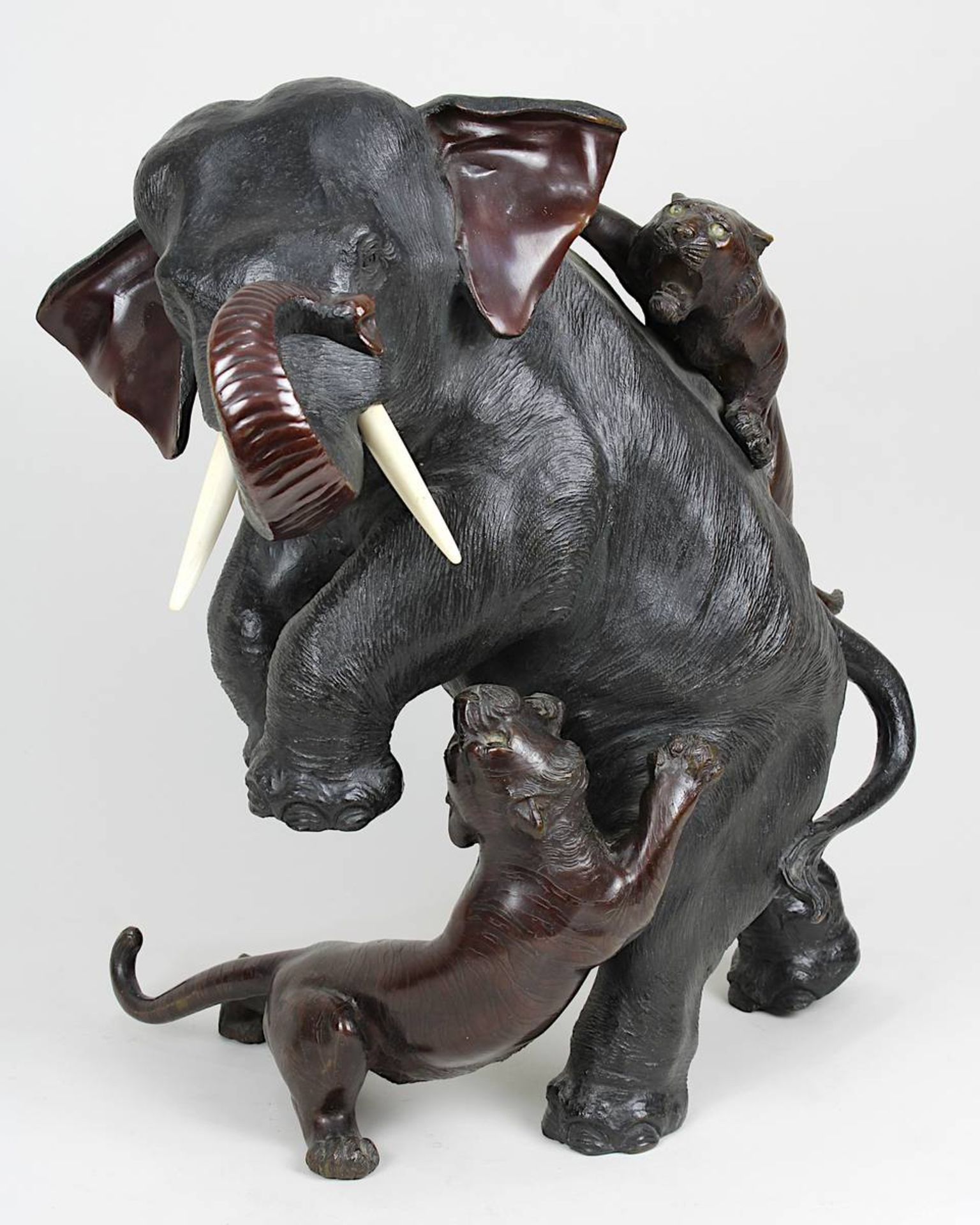 Elefant im Kampf mit zwei Tigern, japanische Bronzeskulptur, 19. Jh., Bronze dunkel patiniert, ein - Image 5 of 7