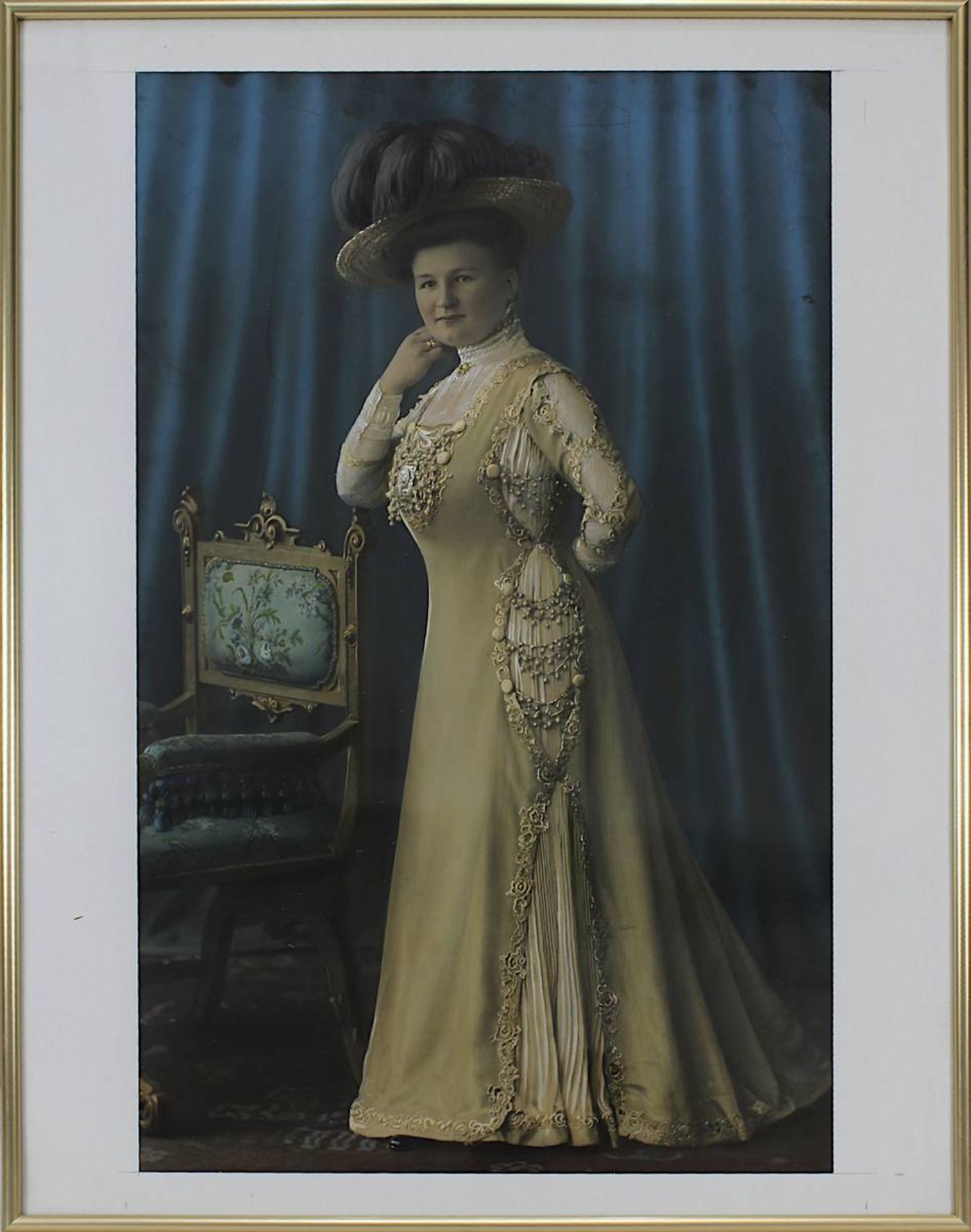 Dame der Gesellschaft in eleganter Robe, partiell mit Farbe überarbeitete Grafik um 1900, 74 x 50