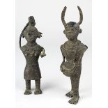 2 Figuren der Kondh, Indien,Gelbguss dunkelbraun patiniert, Oberfläche der Figuren in der