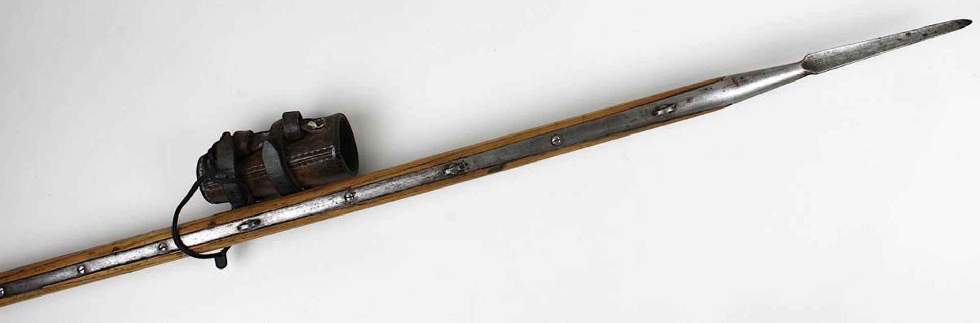 Kavallerielanze, wohl Frankreich Anfang 20. Jh., Schaft aus Holz, schlanke gekehlte Klinge mit - Bild 3 aus 3