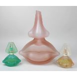 Dali, Salvador - Glasobjekt als Werbeobjekt für Parfümerie u. zwei Parfümflakons, in Form von Mund
