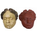Zwei Totenmasken von Ludwig van Beethoven, 1. H. 20. Jh., Ton, eine farbig gefasst, beide nach der