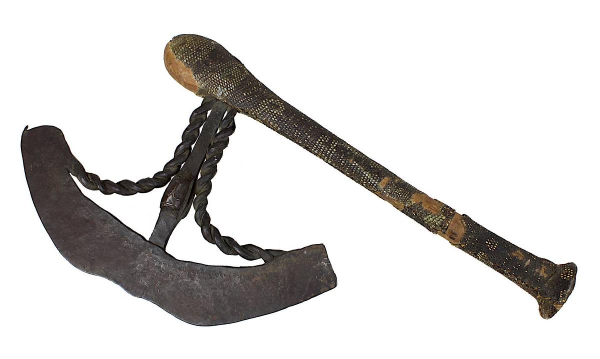 Zeremonialaxt der Songye, Kongo, keulenförmiger Holzgriff, mit Schlangenhaut bezogen, Klinge aus