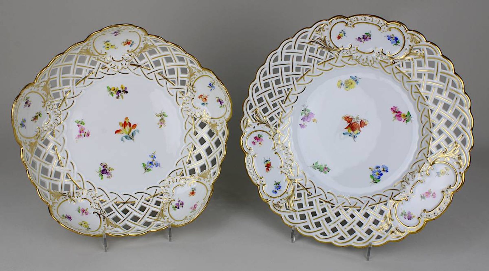 Schale und Teller mit Korbflechtrand, Meissen um 1900, Porzellan, farbig u. gold staffiert, mit