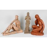 Drei weibliche Terracotta-Aktfiguren: Schwinghammer, Willi (Heide 1908 - 1983 Heide), Stehender Akt,