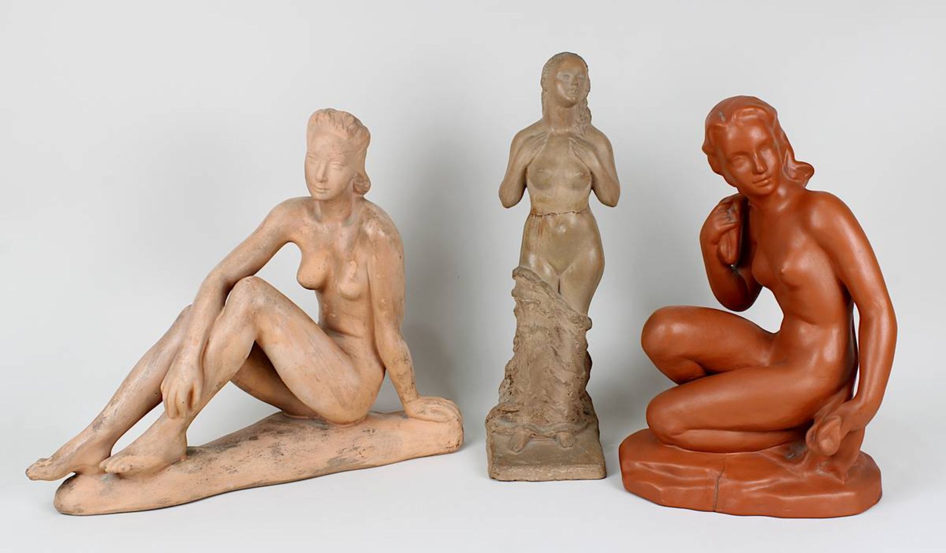 Drei weibliche Terracotta-Aktfiguren: Schwinghammer, Willi (Heide 1908 - 1983 Heide), Stehender Akt,