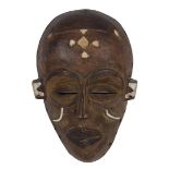 Pwo-Maske der Chokwe, Angola, Holz geschnitzt und partiell mit Kaolin und schwarz bemalt, Maske