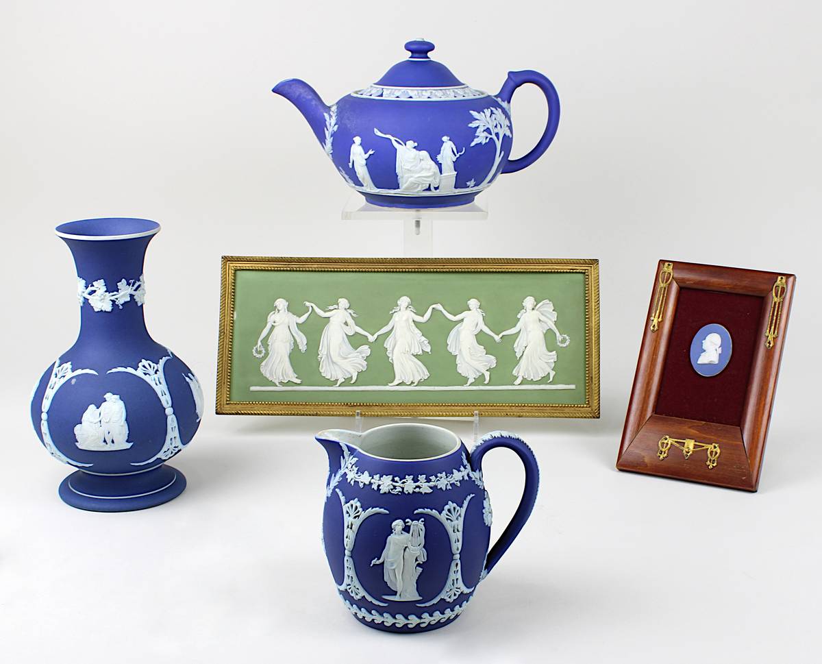 Fünf Porzellanteile Wedgwood, England um 1900: eine Teekanne, Biskuitporzellan mit blauem