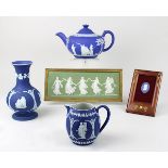 Fünf Porzellanteile Wedgwood, England um 1900: eine Teekanne, Biskuitporzellan mit blauem