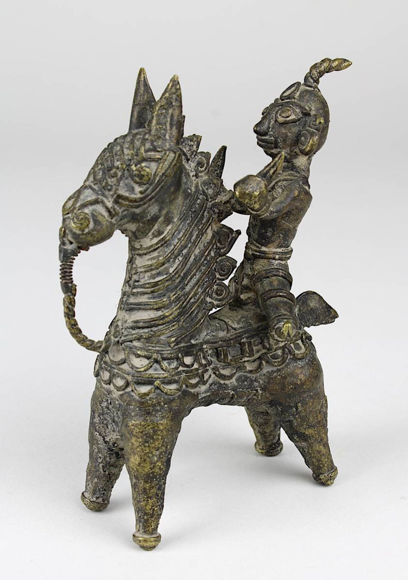 Dhokra-Figur Pferd und Reiter, Indien, wohl Orissa Anfang 20. Jh., Gelbguss in der verlorenen Form