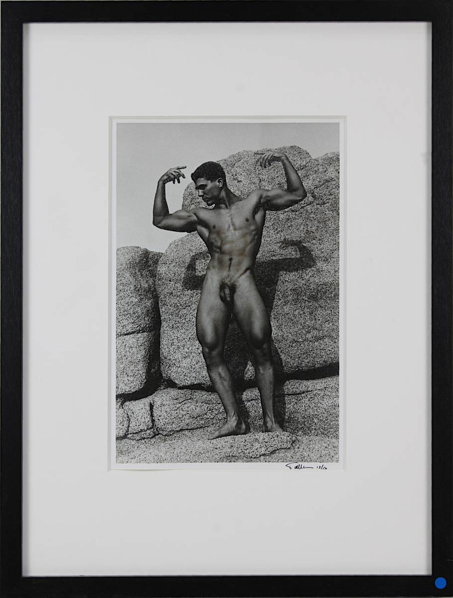 Zwei Akt-Photographien, 2. H. 20. Jh.: Thomas Watkins, junger Mann vor Felsen, schwarz-weiß - Image 2 of 5