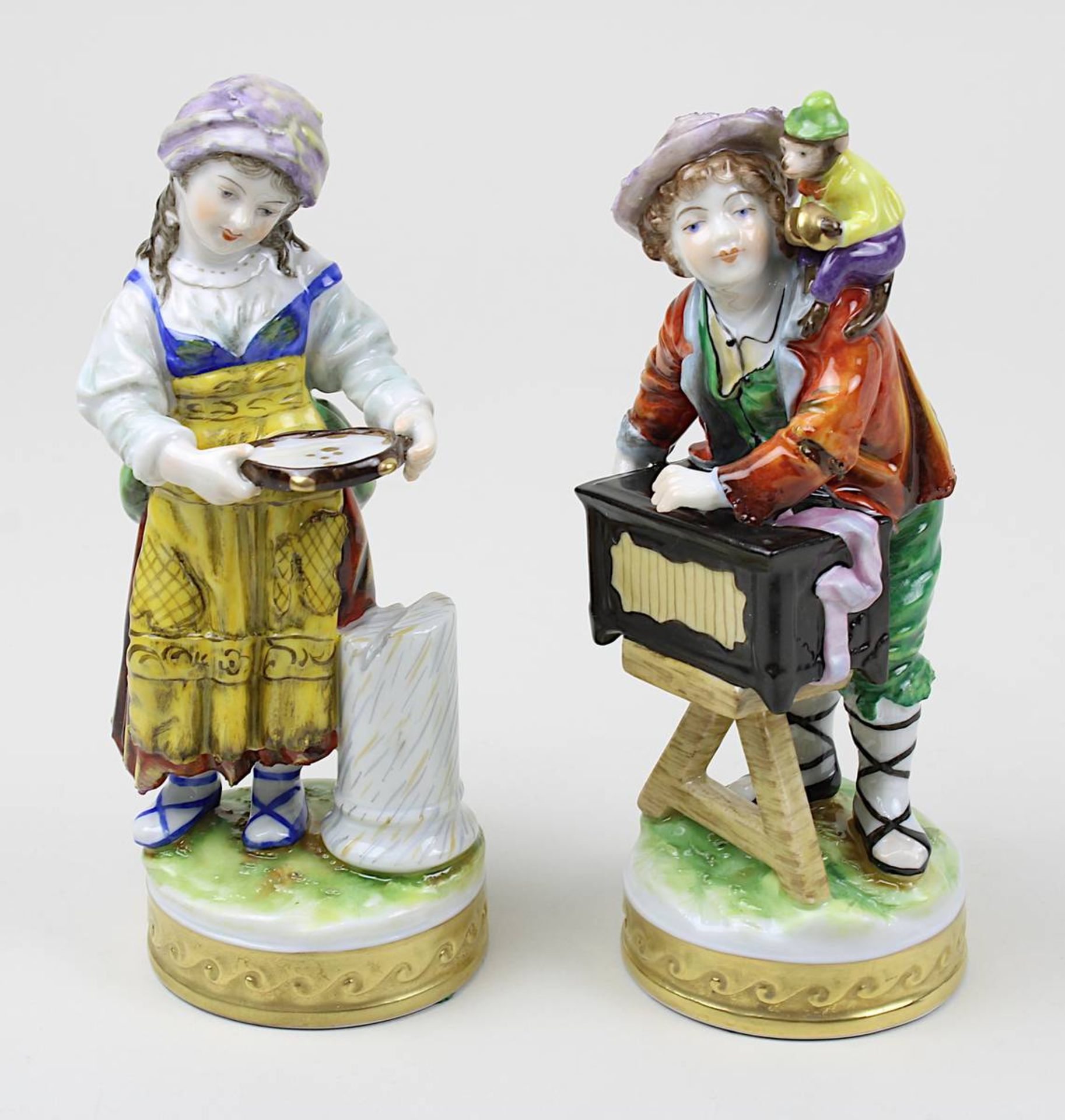 Leierkastenmann und Tamburinspielerin, 2 Porzellanfiguren Volkstedt 2. H. 20. Jh., farbig und