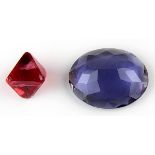 Iolith, 1,66 ct, und roter Spinell-Oktaeder, 0,89 ct: Iolith oval, facettiert, 1,66 ct, lupenrein,