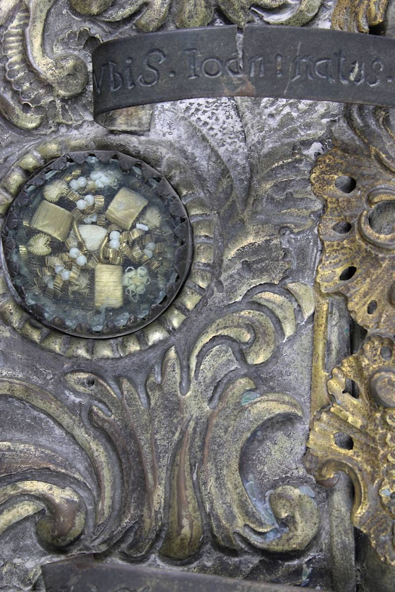 Reliquienrahmen, alpenländisch wohl 18./19. Jh., geprägtes Messingblech auf Holz montiert, - Bild 6 aus 6