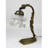 Messing-Tischlampe mit Glasblüten, Deutschland um 1910, floral gestalteter Messingfuß, mit