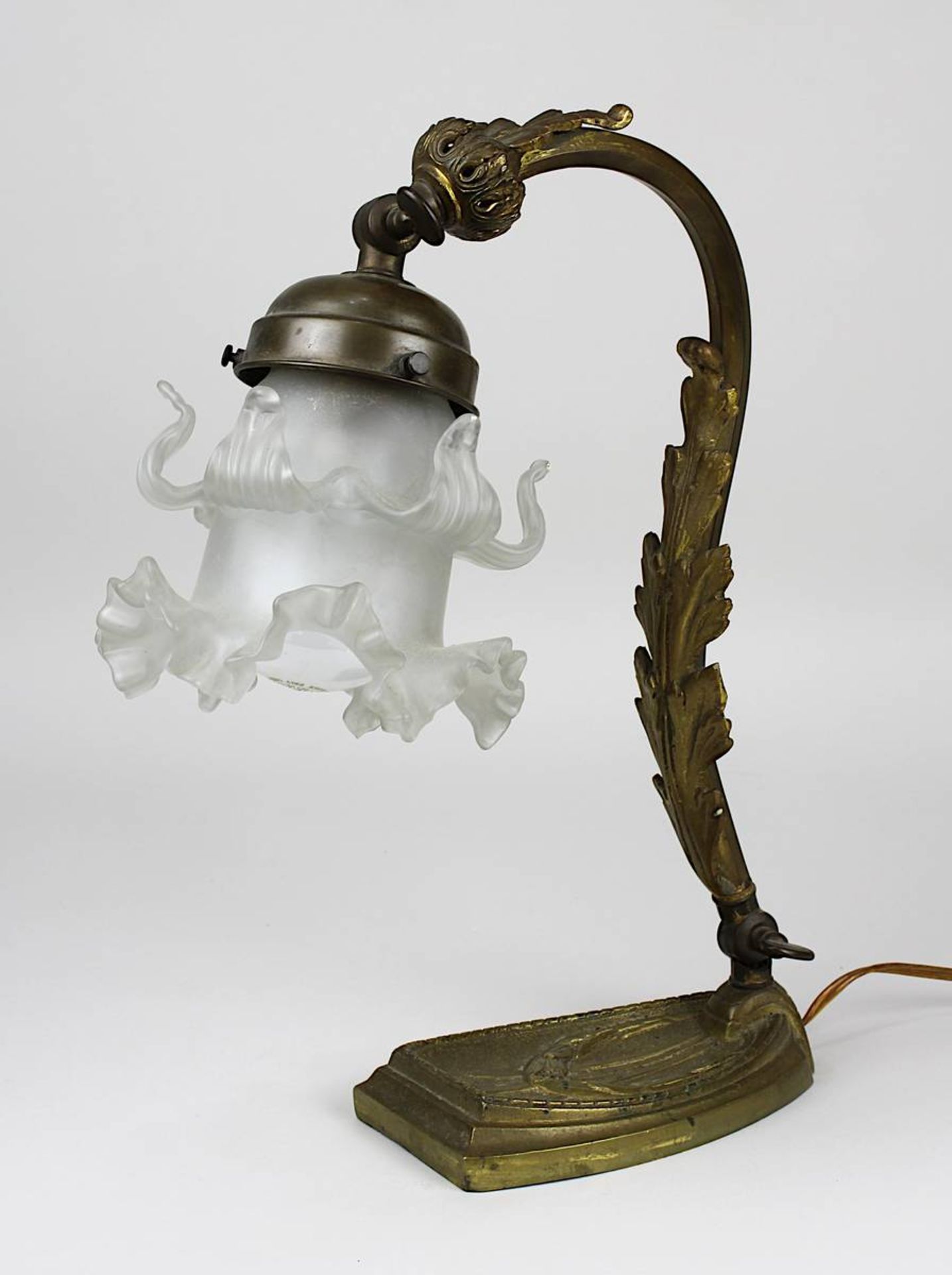 Messing-Tischlampe mit Glasblüten, Deutschland um 1910, floral gestalteter Messingfuß, mit