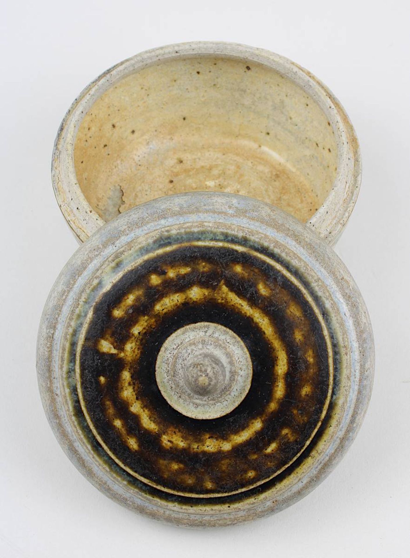 Steingut-Deckeldose, Vietnam 15. Jh., Keramik, graubrauner Scherben, handgedreht, Außenwandung mit - Bild 2 aus 3