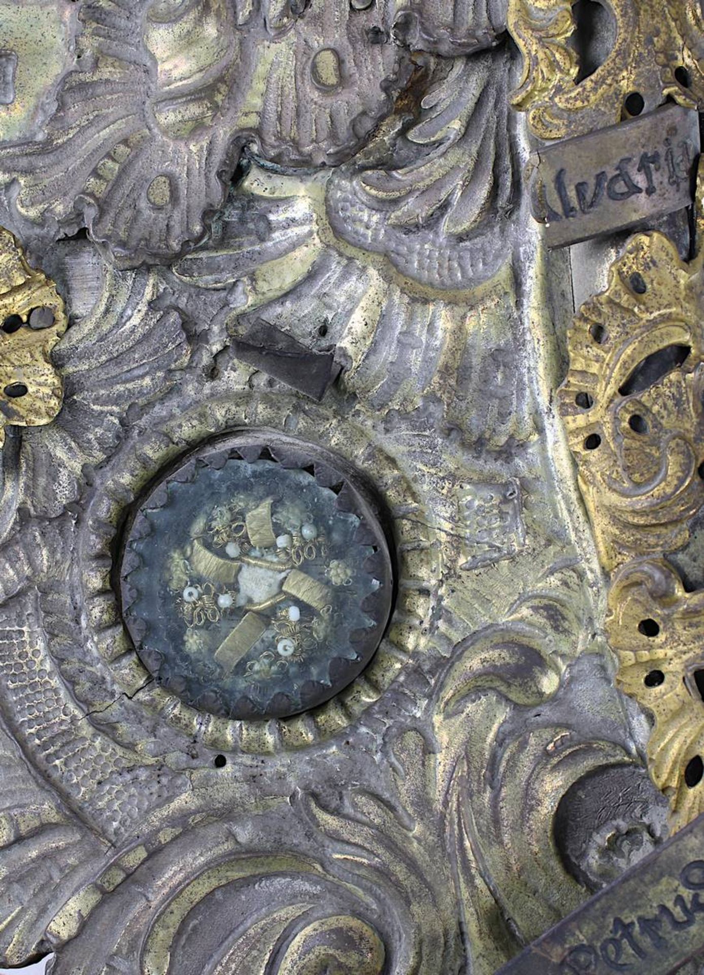 Reliquienrahmen, alpenländisch wohl 18./19. Jh., geprägtes Messingblech auf Holz montiert, - Bild 2 aus 6
