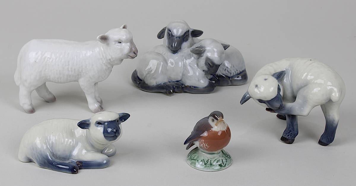 5 Porzellanfiguren Royal Kopenhagen: 1 kleiner Vogel und 4 Schafsfiguren, Porzellan weißer Scherben,
