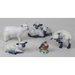 5 Porzellanfiguren Royal Kopenhagen: 1 kleiner Vogel und 4 Schafsfiguren, Porzellan weißer Scherben,