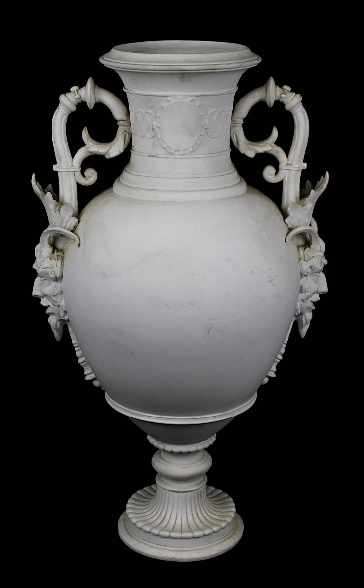 Seltene Villeroy & Boch Parian-Prunkvase, Mettlach um 1850/60, amphorenförmiger Korpus aus