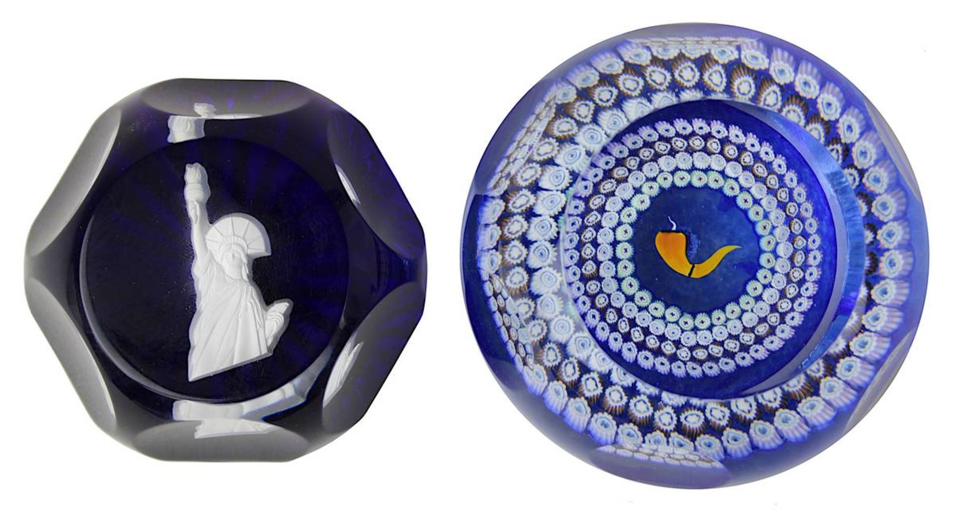 Zwei Paperweights aus Glas, eines von Baccarat, Frankreich, mit eingeschmolzener Sulfitdarstellung