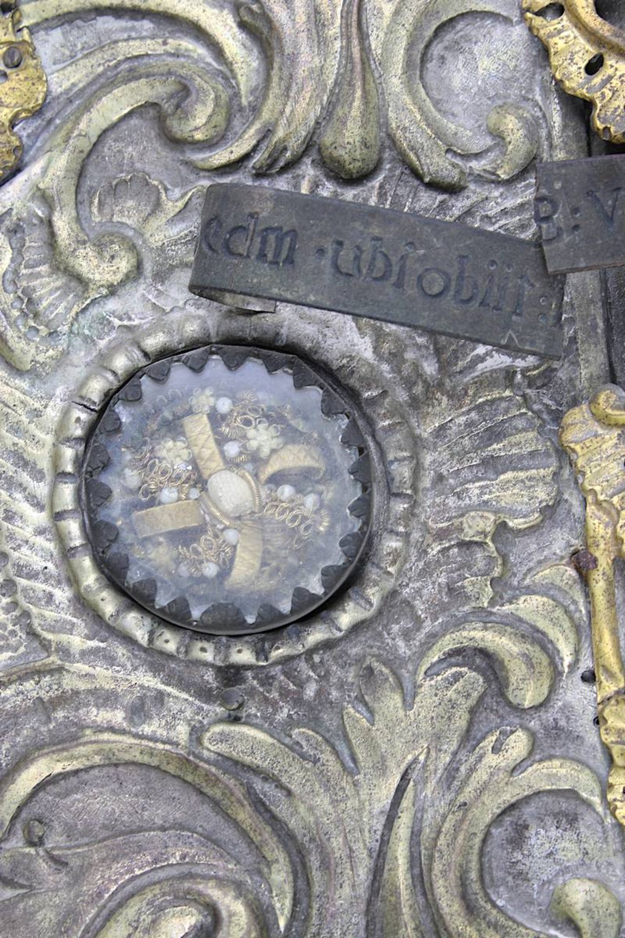 Reliquienrahmen, alpenländisch wohl 18./19. Jh., geprägtes Messingblech auf Holz montiert, - Bild 5 aus 6