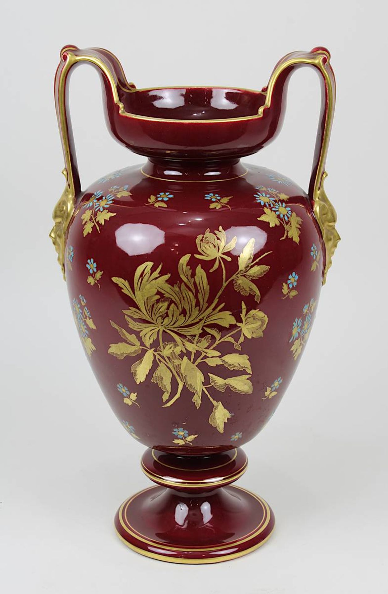 Große Keramik-Henkelvase, Sarreguemines um 1900, heller Scherben, mit maskaronenförmig