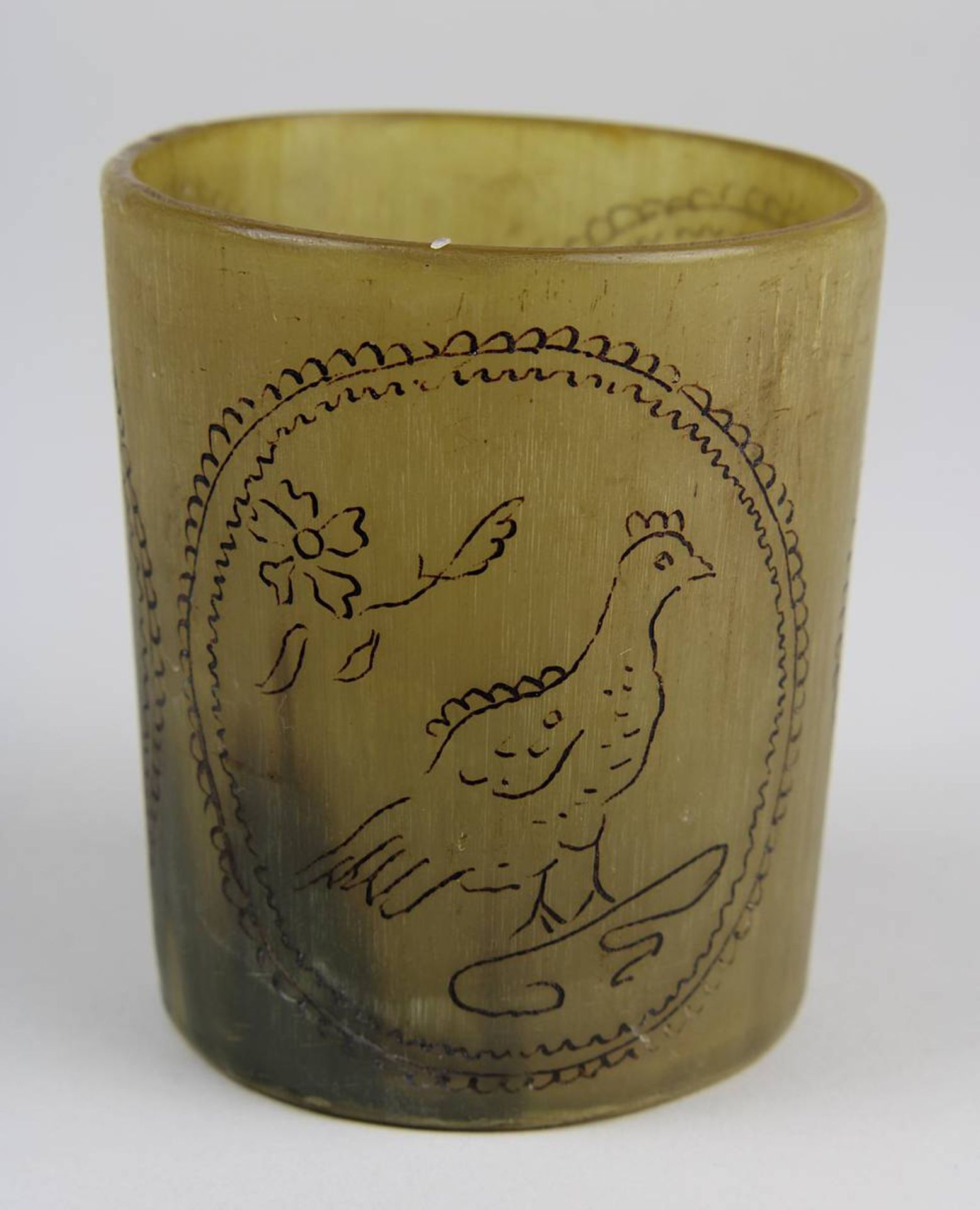 Becher aus Horn, 19. Jh., Wandung mit drei geritzten ovalen Medaillons mit Vogelmotiven, im Boden