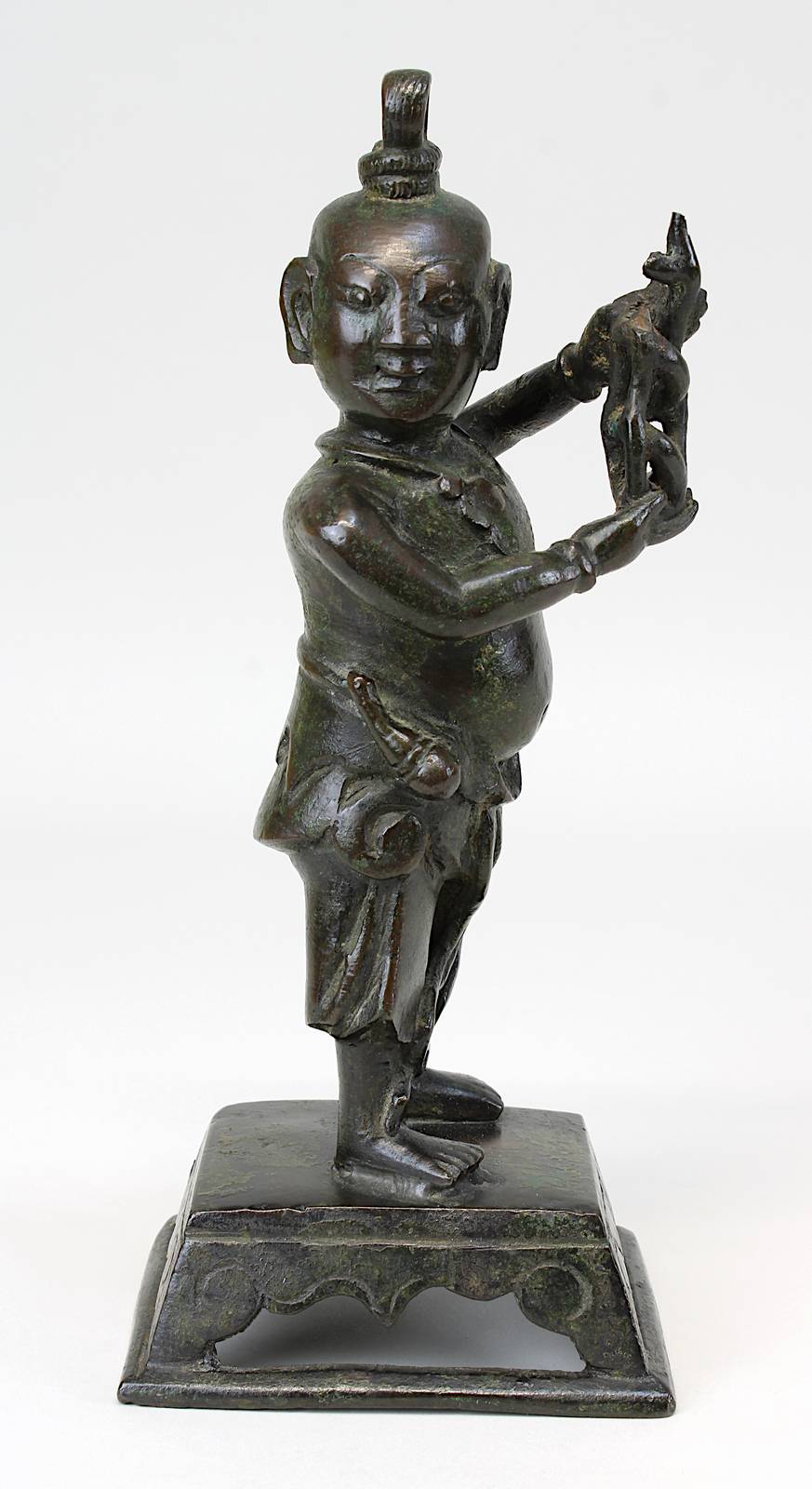 Chinesischer Knabe mit Pulverflasche, Bronzefigur China wohl 18./19. Jh., Knabe auf Podest