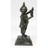 Chinesischer Knabe mit Pulverflasche, Bronzefigur China wohl 18./19. Jh., Knabe auf Podest