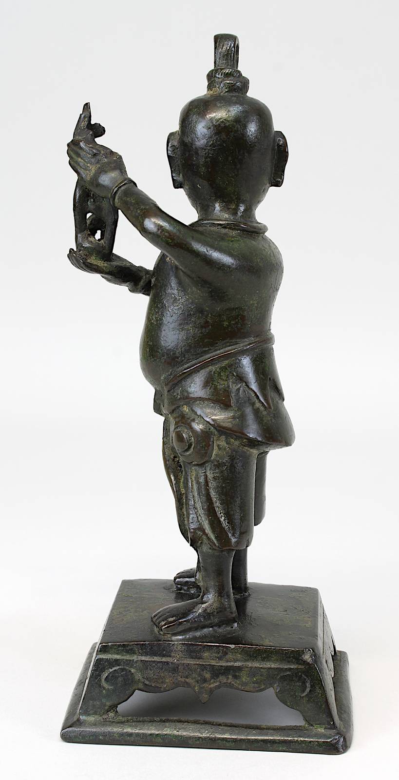 Chinesischer Knabe mit Pulverflasche, Bronzefigur China wohl 18./19. Jh., Knabe auf Podest - Image 3 of 5