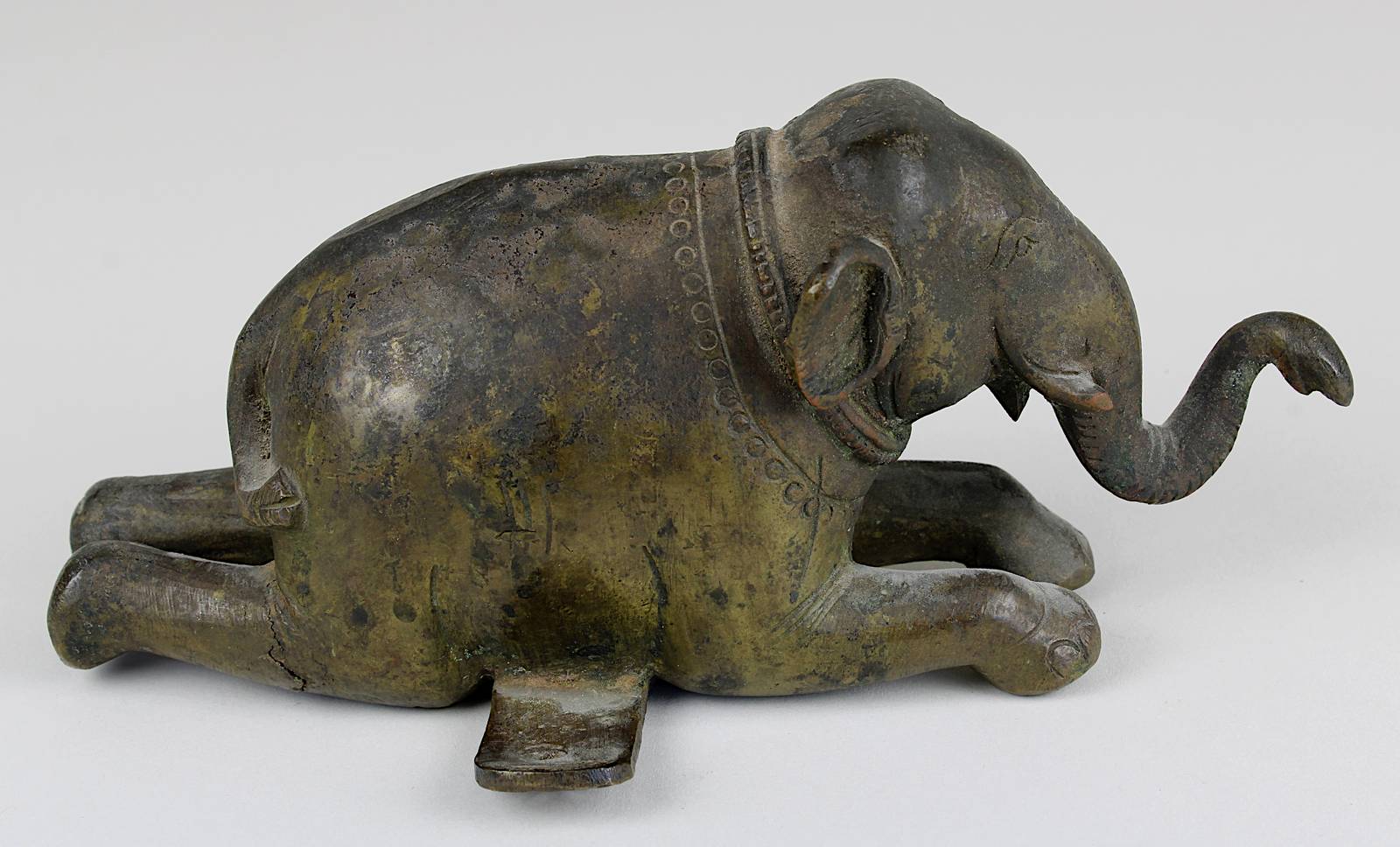 Liegender Bronze-Elefant, Indien 18. Jahrhundert, vollplastisch ausgeformter Bronze-Elefant im - Image 2 of 4