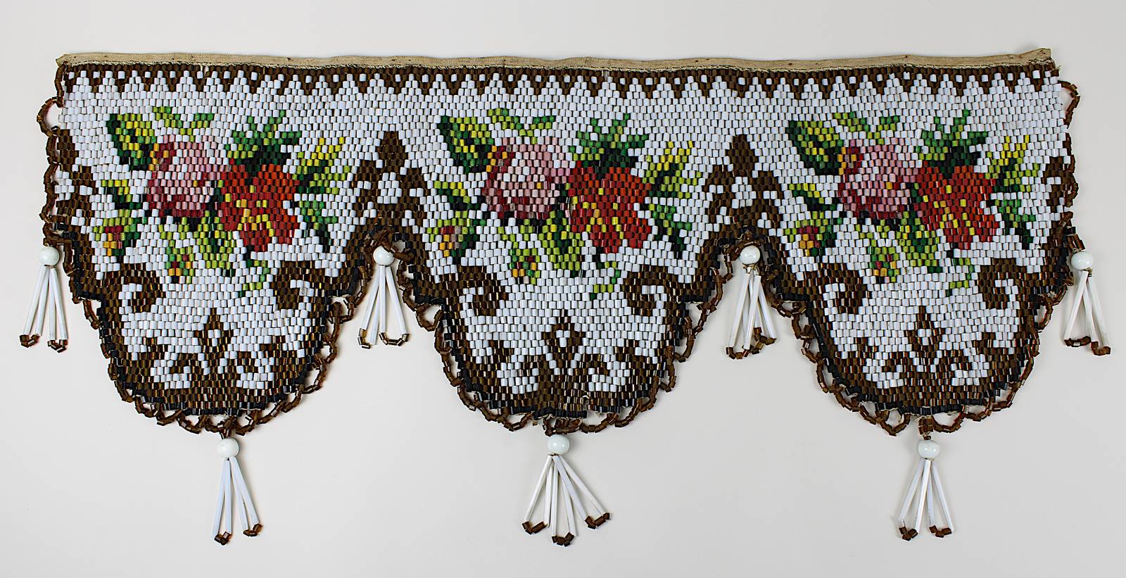 Dekorativer Behang aus Glasperlen, wohl Böhmen, M. 19. Jh., mit farbigen zylindrischen Glasperlchen,
