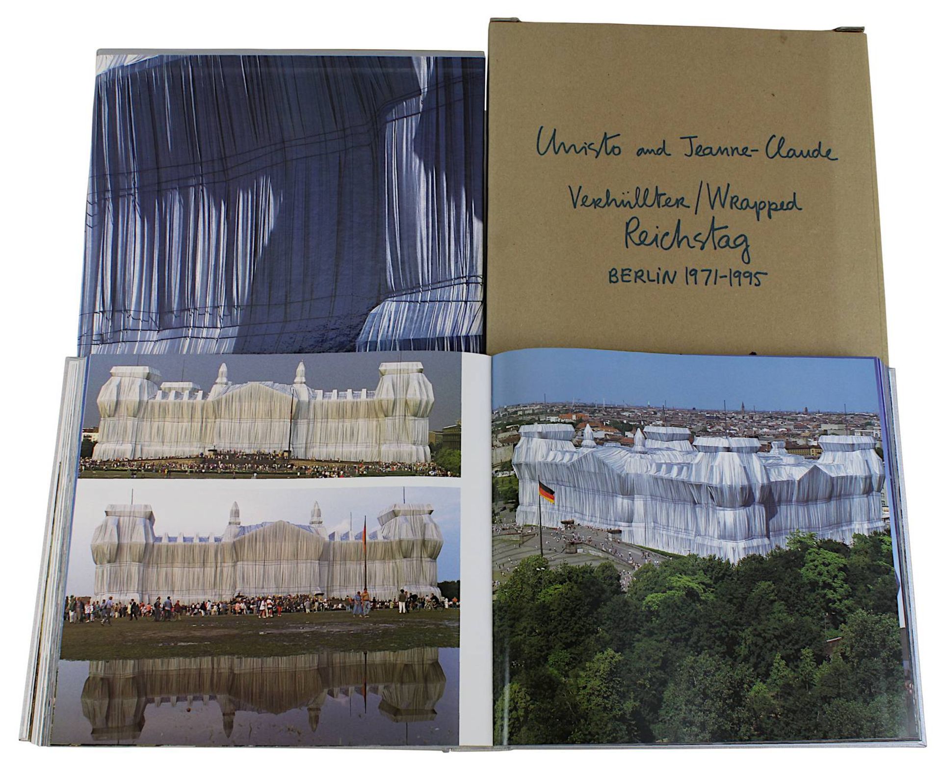 Christo and Jeanne-Claude "Verhüllter / Wrapped Reichstag Berlin 1971-95", Fotografien vom