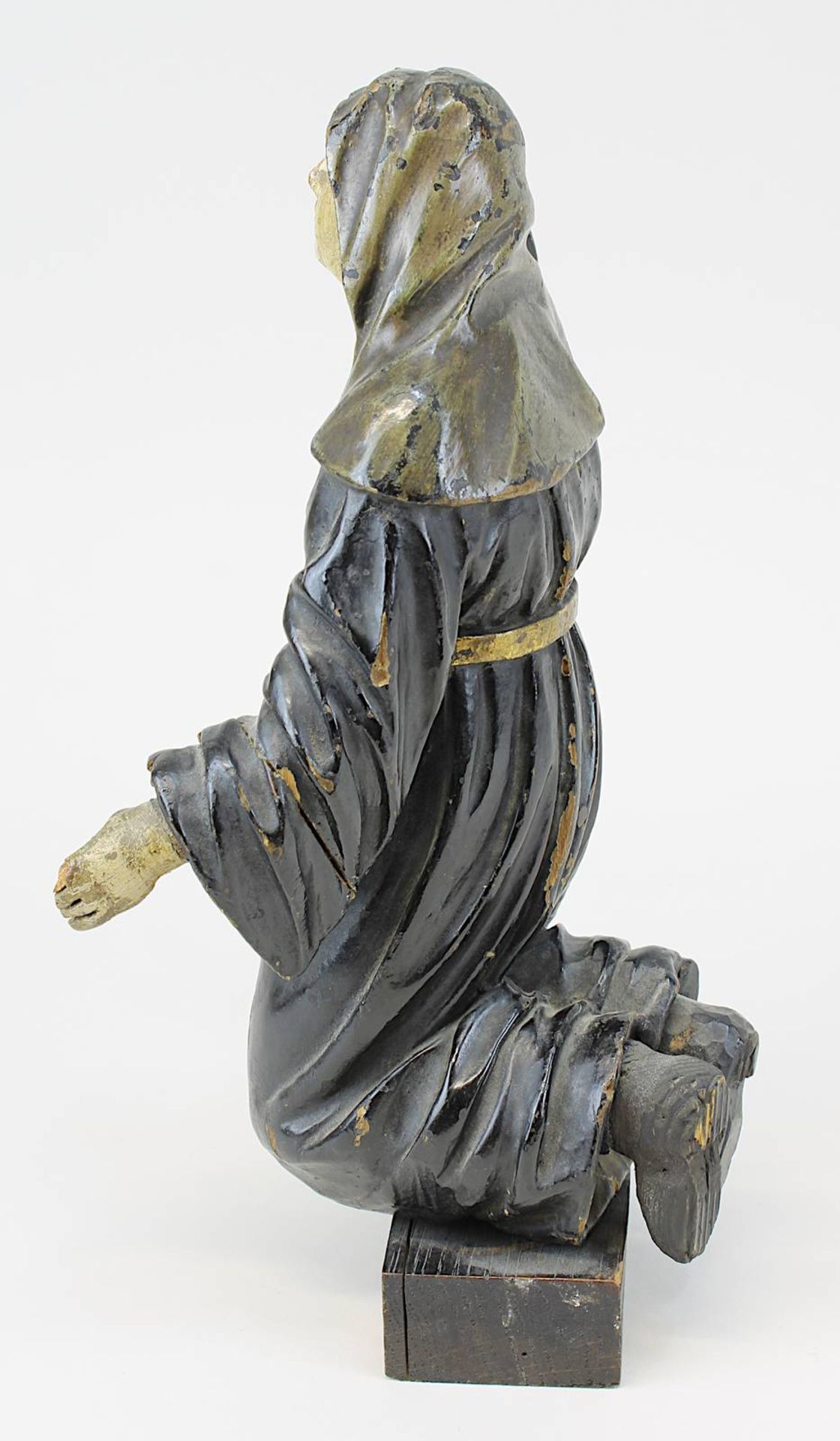 Barocke Holzfigur einer knienden Nonne, 18. Jh., wohl Lindenholz, farbig gefasst, an beiden Händen - Image 2 of 4