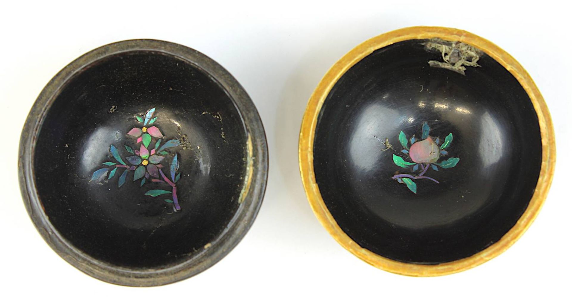 Miniatur-Lackdöschen mit Gold und Perlmutt, wohl Japan 18. Jh., runde Deckeldose mit feinster - Bild 3 aus 3