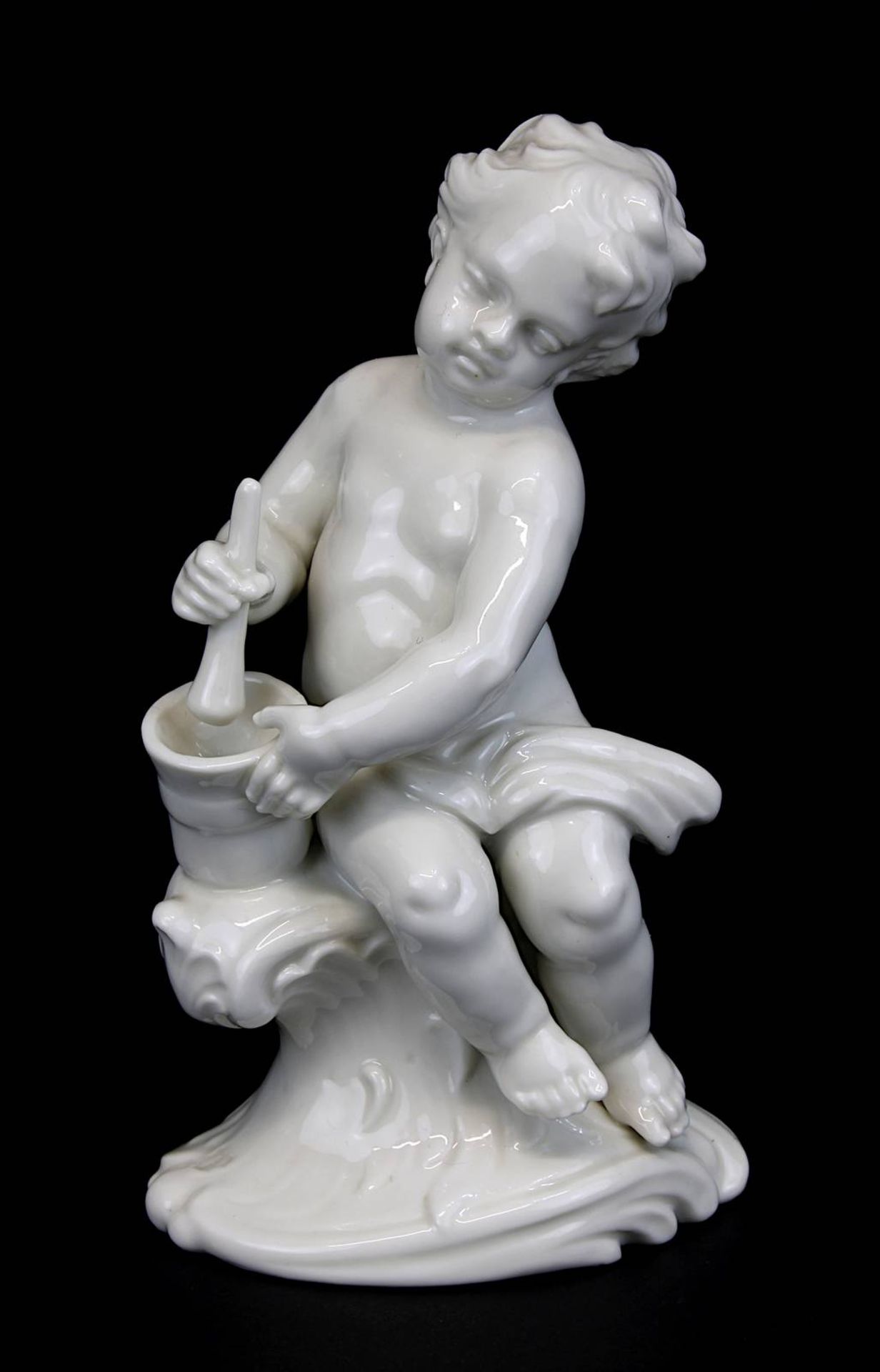 Putto mit Mörser als Allegorie auf den Apothekerberuf, Nymphenburg 2. H. 20. Jh., Weißporzellan,